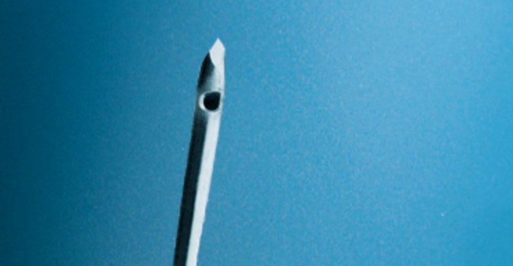Figura 9. Detalle de la aguja de ajuste del dispositivo ATOMS®: se aprecia el orificio lateral